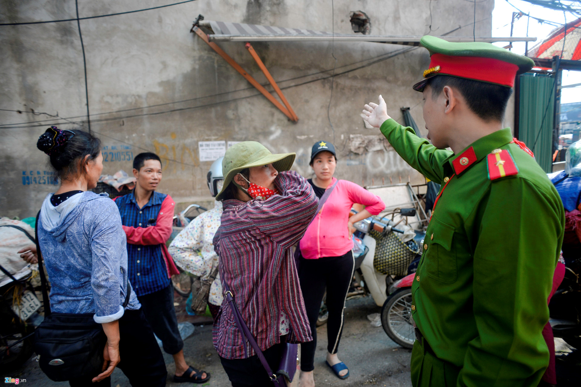 Hà Nội cưỡng chế phá dỡ công trình vi phạm tại mương Nghĩa Đô Hà Nội cưỡng chế phá dỡ công trình vi phạm tại mương Nghĩa Đô